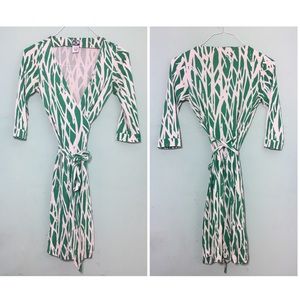 Iconic DVF Silk Green and White Wrap Dress US 2
